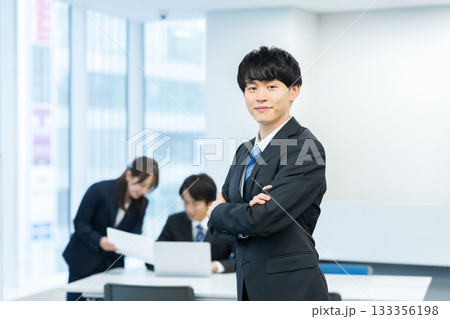 若いビジネスマン 若いビジネスマン 133356198