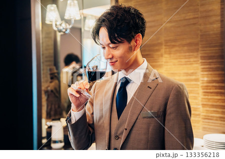 ワインの香りを確認するソムリエの男性 133356218