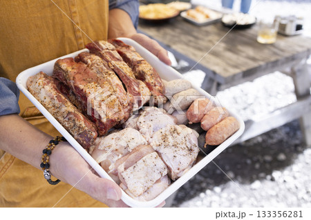 キャンプ場でBBQをする家族 133356281