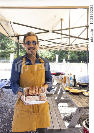 キャンプ場でBBQをする家族 キャンプ場でBBQをする家族 133356283