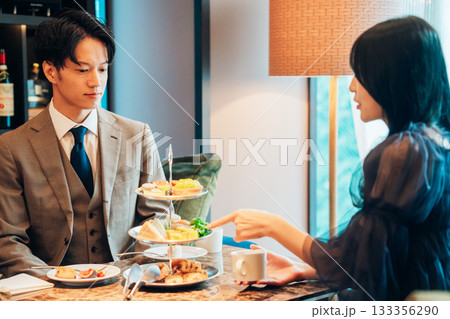 若い女性とアフタヌーンティーを楽しむ男性 若い女性とアフタヌーンティーを楽しむ男性 133356290