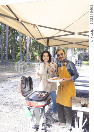 キャンプ場でBBQをする家族 133356462