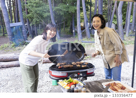 キャンプ場でBBQをする家族 キャンプ場でBBQをする家族 133356477