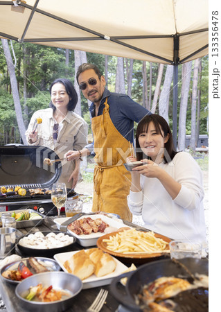 キャンプ場でBBQをする家族 キャンプ場でBBQをする家族 133356478