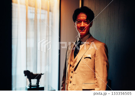 ラグジュアリーホテルで働く男性スタッフ ラグジュアリーホテルで働く男性スタッフ 133356505