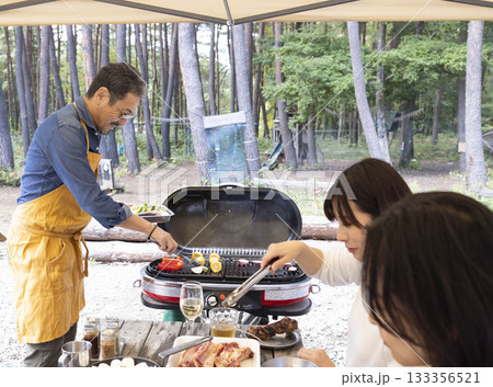 キャンプ場でBBQをする家族 133356521