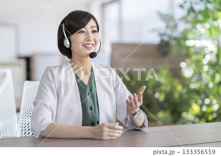 インカムをつけて話すビジネスウーマン　 133356559