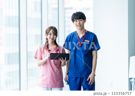 病院で働く医療スタッフ 病院で働く医療スタッフ 133356757