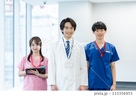 病院で働く医療スタッフ 133356955
