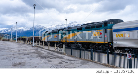 ジャスパー駅のプラットホームに停車するVIA鉄道 F40PH-2D 旅客列車。ジャスパー、アルバータ 133357136