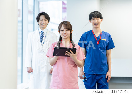 病院で働く医療スタッフ 病院で働く医療スタッフ 133357143
