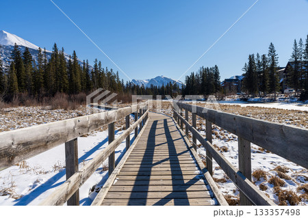 冬のポリスマン・クリーク・リバーサイド・トレイルと木道。キャンモア、アルバータ州、カナダ 133357498
