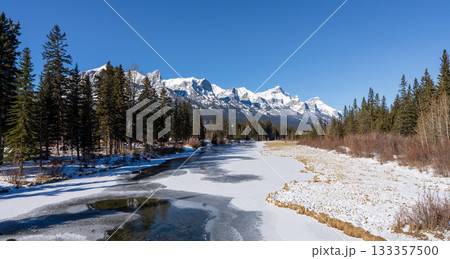 冬のポリスマン・クリーク・リバーサイド・トレイルと木道。キャンモア、アルバータ州、カナダ 133357500