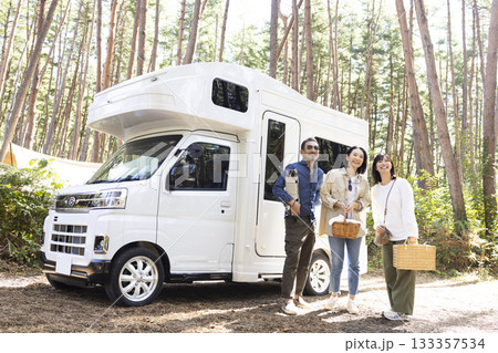 キャンピングカーでお出かけする家族 133357534