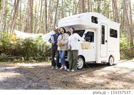 キャンピングカーでお出かけする家族 133357537