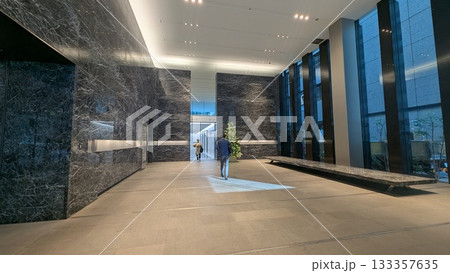 おしゃれなオフィスエントランスと受付ロビーの風景 133357635