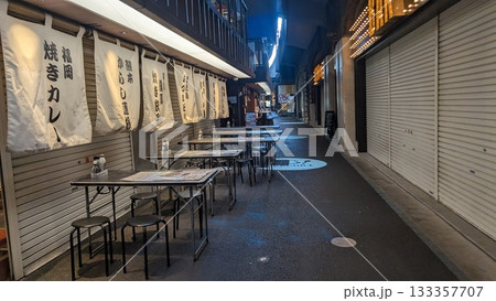 新橋のアーケードと飲み屋街 133357707