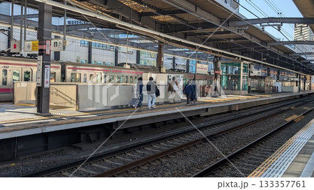 京王線府中駅ホームと電車を待つ人々 京王線府中駅ホームと電車を待つ人々 133357761