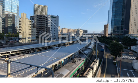 大崎駅から望むビジネス街と電車と線路の風景 大崎駅から望むビジネス街と電車と線路の風景 133357763