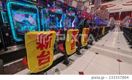 パチンコ店の新台の設置 133357804