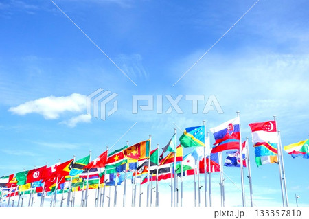 快晴の大空にはためく万国旗 快晴の大空にはためく万国旗 133357810