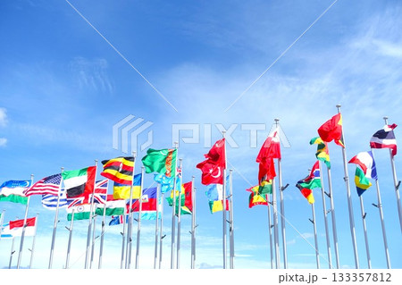 快晴の大空にはためく万国旗 快晴の大空にはためく万国旗 133357812