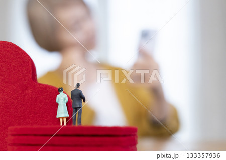 スマホでマッチングアプリをするシニア女性 アウトフォーカス 133357936