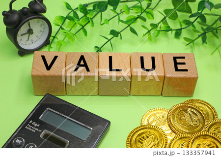 お金と時間の価値　VALUEの文字素材 133357941