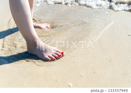 海辺を歩く若い女性 白い波 快晴 シーサイド 素足 美しい 理想 休日 バカンス ビーチ 女性 海辺を歩く若い女性 白い波 快晴 シーサイド 素足 美しい 理想 休日 バカンス ビーチ 女性 133357949