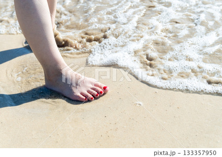 海辺を歩く若い女性 白い波 快晴 シーサイド 素足 美しい 理想 休日 バカンス ビーチ 女性 海辺を歩く若い女性 白い波 快晴 シーサイド 素足 美しい 理想 休日 バカンス ビーチ 女性 133357950