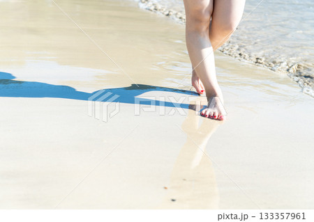海辺を歩く若い女性 白い波 快晴 シーサイド 素足 美しい 理想 休日 バカンス ビーチ 女性 海辺を歩く若い女性 白い波 快晴 シーサイド 素足 美しい 理想 休日 バカンス ビーチ 女性 133357961