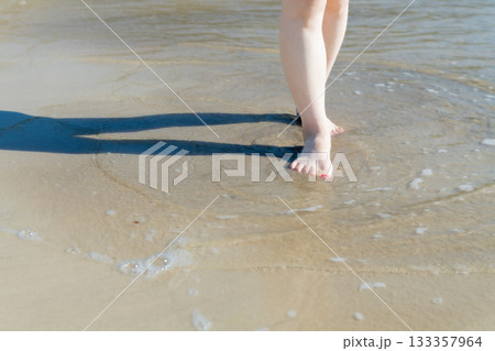 海辺を歩く若い女性 白い波 快晴 シーサイド 素足 美しい 理想 休日 バカンス ビーチ 女性 海辺を歩く若い女性 白い波 快晴 シーサイド 素足 美しい 理想 休日 バカンス ビーチ 女性 133357964