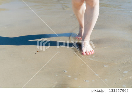 海辺を歩く若い女性 白い波 快晴 シーサイド 素足 美しい 理想 休日 バカンス ビーチ 女性 海辺を歩く若い女性 白い波 快晴 シーサイド 素足 美しい 理想 休日 バカンス ビーチ 女性 133357965