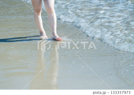 海辺を歩く若い女性 白い波 快晴 シーサイド 素足 美しい 理想 休日 バカンス ビーチ 女性 海辺を歩く若い女性 白い波 快晴 シーサイド 素足 美しい 理想 休日 バカンス ビーチ 女性 133357973