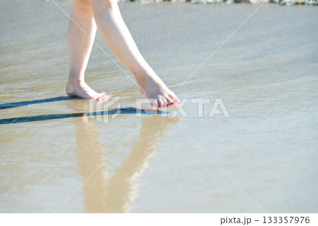 海辺を歩く若い女性 白い波 快晴 シーサイド 素足 美しい 理想 休日 バカンス ビーチ 女性 海辺を歩く若い女性 白い波 快晴 シーサイド 素足 美しい 理想 休日 バカンス ビーチ 女性 133357976