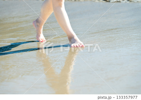 海辺を歩く若い女性 白い波 快晴 シーサイド 素足 美しい 理想 休日 バカンス ビーチ 女性 海辺を歩く若い女性 白い波 快晴 シーサイド 素足 美しい 理想 休日 バカンス ビーチ 女性 133357977