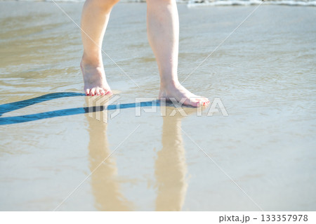 海辺を歩く若い女性 白い波 快晴 シーサイド 素足 美しい 理想 休日 バカンス ビーチ 女性 海辺を歩く若い女性 白い波 快晴 シーサイド 素足 美しい 理想 休日 バカンス ビーチ 女性 133357978