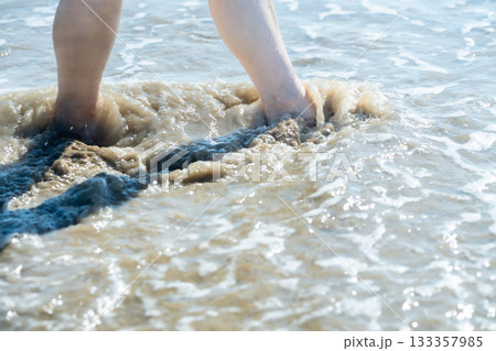 海辺を歩く若い女性 白い波 快晴 シーサイド 素足 美しい 理想 休日 バカンス ビーチ 女性 海辺を歩く若い女性 白い波 快晴 シーサイド 素足 美しい 理想 休日 バカンス ビーチ 女性 133357985