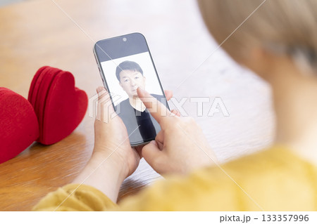 スマホでマッチングアプリをするシニア女性 スマホでマッチングアプリをするシニア女性 133357996