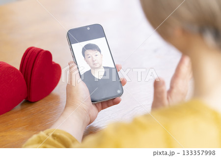 スマホでマッチングアプリをするシニア女性 133357998