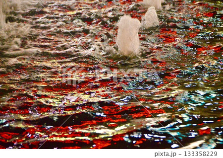 赤い照明が反射した水面（池袋西口広場／東京都豊島区西池袋） 133358229