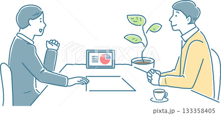 男性に説明をするビジネスパーソン 133358405