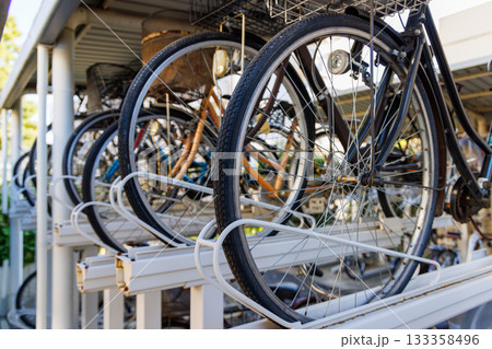 立体駐輪場に駐輪する自転車 立体駐輪場に駐輪する自転車 133358496