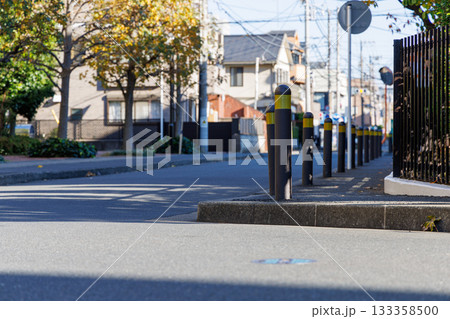 歩道にある車避けのボラード 133358500