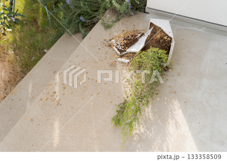 割れた植木鉢 133358509