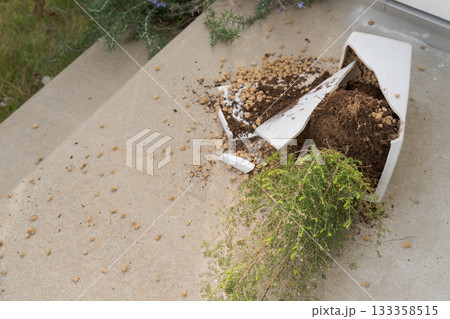 割れた植木鉢 133358515