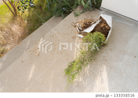 割れた植木鉢 割れた植木鉢 133358516