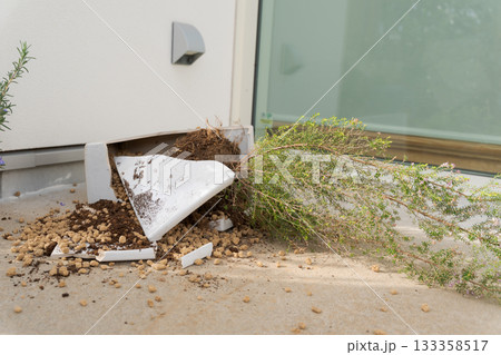 割れた植木鉢 133358517