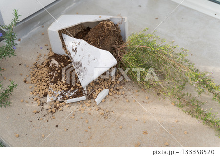 割れた植木鉢 割れた植木鉢 133358520