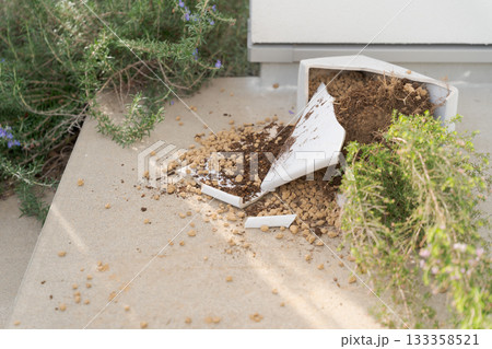 割れた植木鉢 133358521